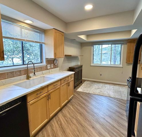 3860 Greenleaf Circle, Kalamazoo, MI 49008