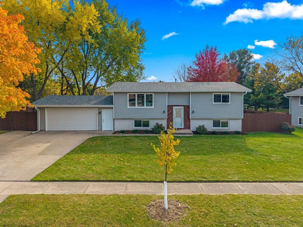 247 Sunny Hill LANE, Oconomowoc, WI 53066