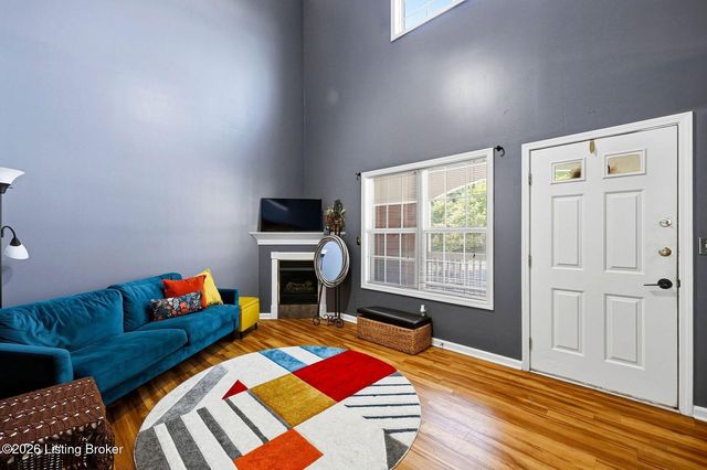 225 Crescent Hill Pl Apt 211, Louisville, KY 40206