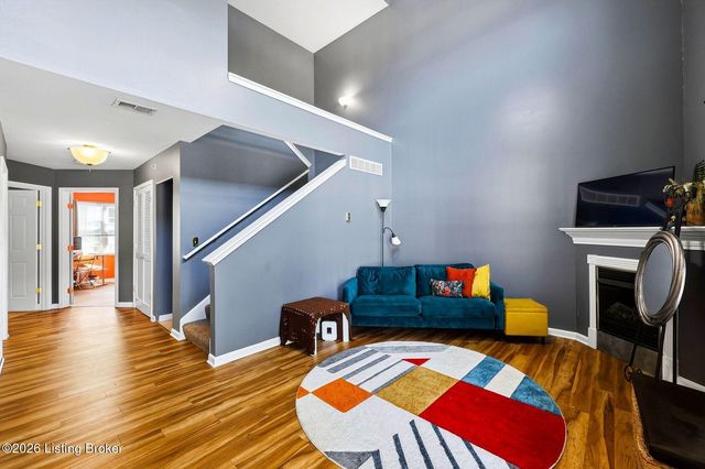 225 Crescent Hill Pl Apt 211, Louisville, KY 40206
