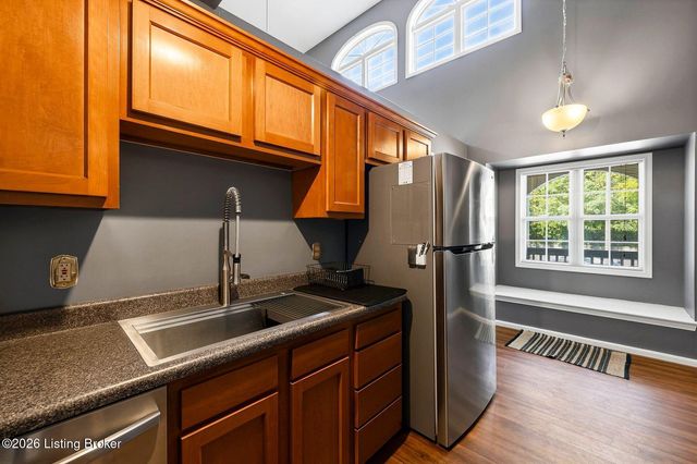 225 Crescent Hill Pl Apt 211, Louisville, KY 40206
