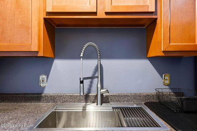 225 Crescent Hill Pl Apt 211, Louisville, KY 40206