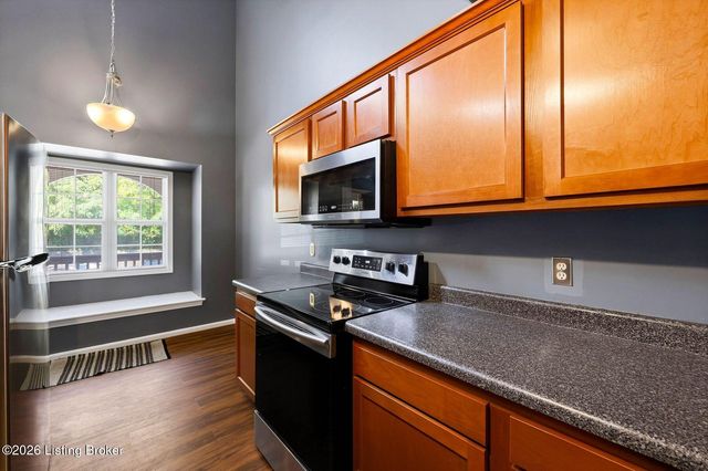 225 Crescent Hill Pl Apt 211, Louisville, KY 40206