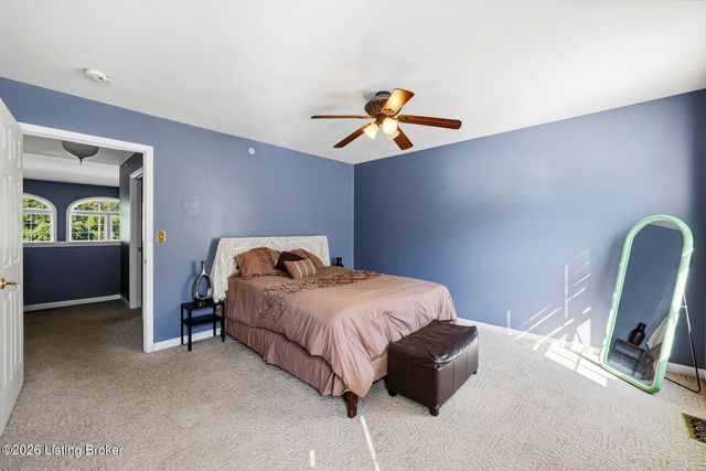 225 Crescent Hill Pl Apt 211, Louisville, KY 40206