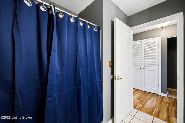 225 Crescent Hill Pl Apt 211, Louisville, KY 40206