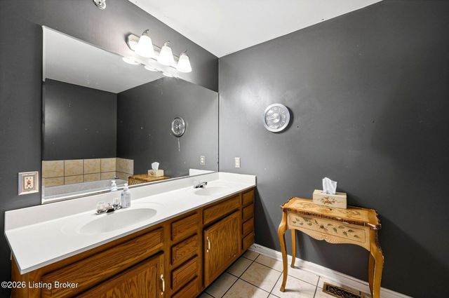 225 Crescent Hill Pl Apt 211, Louisville, KY 40206