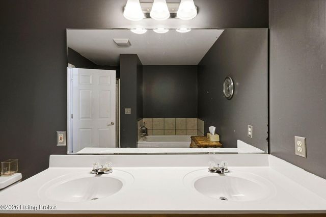 225 Crescent Hill Pl Apt 211, Louisville, KY 40206