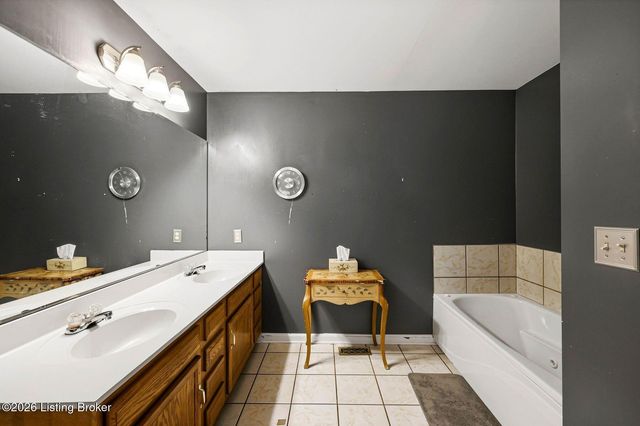 225 Crescent Hill Pl Apt 211, Louisville, KY 40206