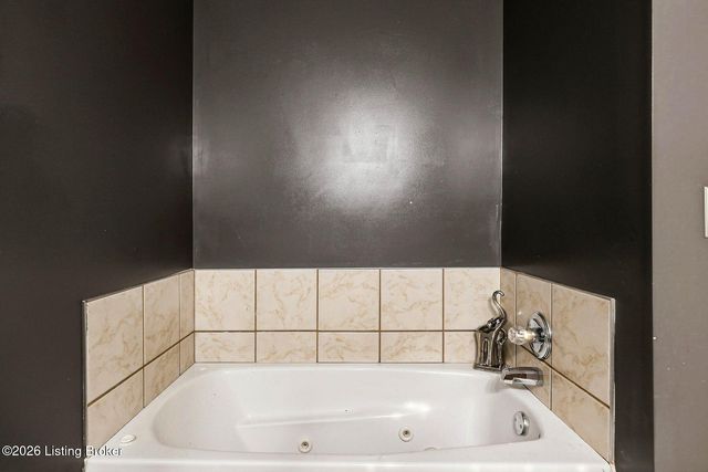 225 Crescent Hill Pl Apt 211, Louisville, KY 40206