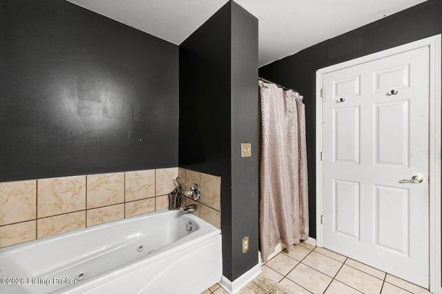 225 Crescent Hill Pl Apt 211, Louisville, KY 40206