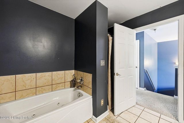 225 Crescent Hill Pl Apt 211, Louisville, KY 40206