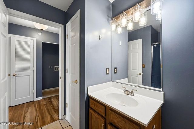 225 Crescent Hill Pl Apt 211, Louisville, KY 40206