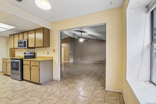 7111 Bart Hollow Dr, San Antonio, TX 78250