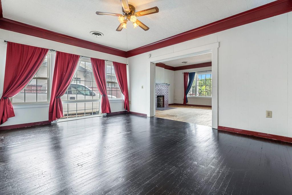 Image 13 of property listing at 3153 E Kerckhoff Avenue, Fresno, CA 93702