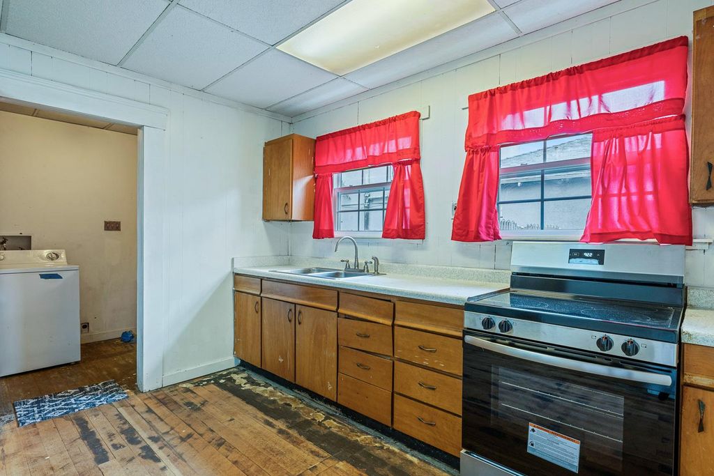 Image 15 of property listing at 3153 E Kerckhoff Avenue, Fresno, CA 93702