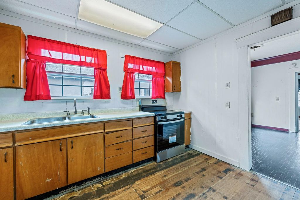 Image 16 of property listing at 3153 E Kerckhoff Avenue, Fresno, CA 93702