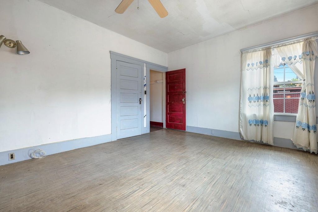 Image 29 of property listing at 3153 E Kerckhoff Avenue, Fresno, CA 93702