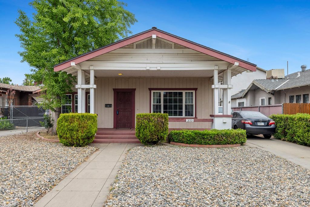 Image 3 of property listing at 3153 E Kerckhoff Avenue, Fresno, CA 93702