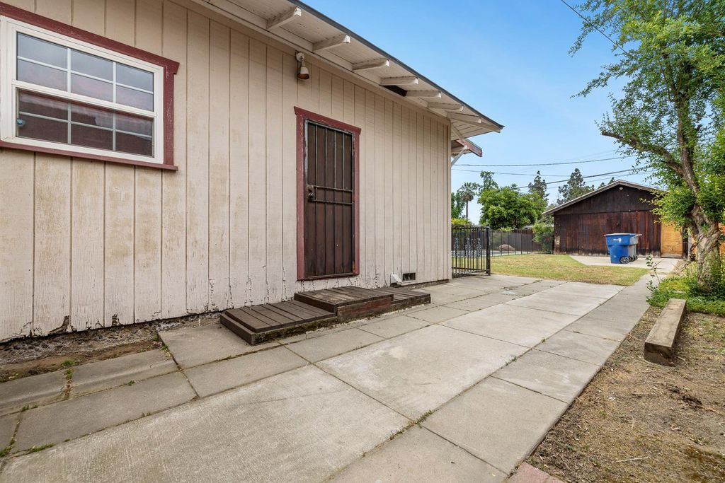 Image 30 of property listing at 3153 E Kerckhoff Avenue, Fresno, CA 93702