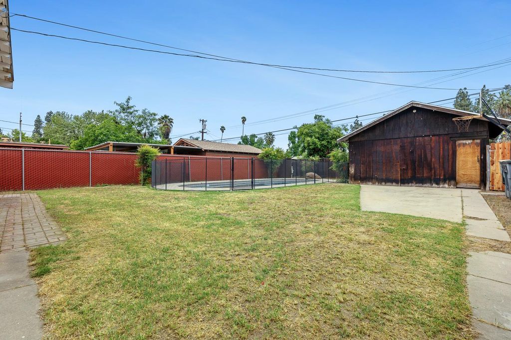 Image 31 of property listing at 3153 E Kerckhoff Avenue, Fresno, CA 93702