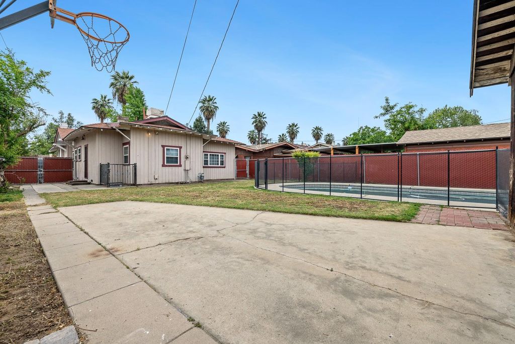 Image 32 of property listing at 3153 E Kerckhoff Avenue, Fresno, CA 93702