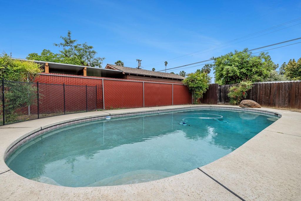 Image 33 of property listing at 3153 E Kerckhoff Avenue, Fresno, CA 93702