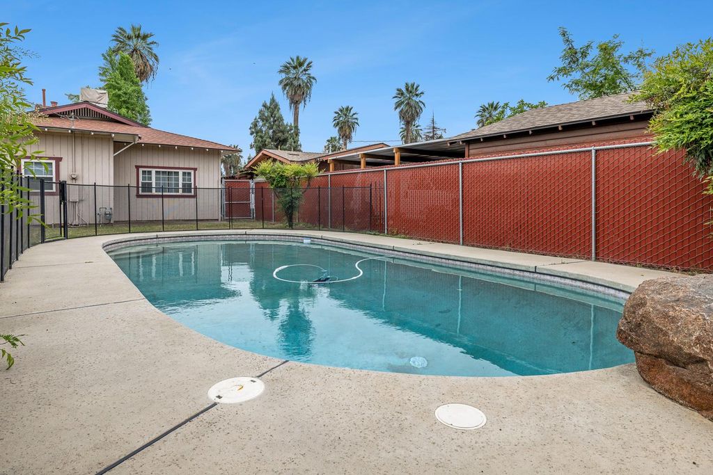 Image 34 of property listing at 3153 E Kerckhoff Avenue, Fresno, CA 93702