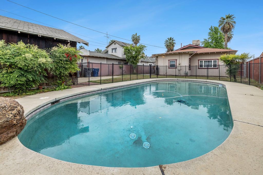 Image 35 of property listing at 3153 E Kerckhoff Avenue, Fresno, CA 93702