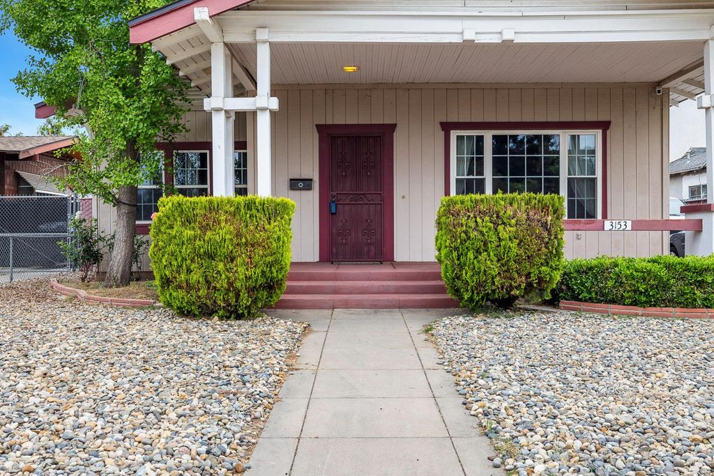 Image 4 of property listing at 3153 E Kerckhoff Avenue, Fresno, CA 93702