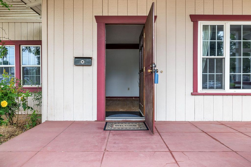 Image 5 of property listing at 3153 E Kerckhoff Avenue, Fresno, CA 93702