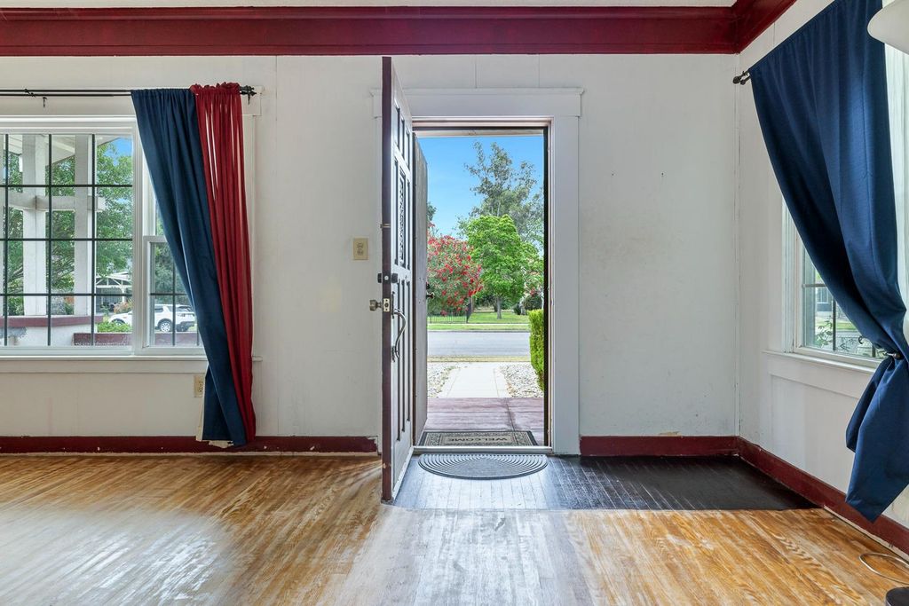 Image 6 of property listing at 3153 E Kerckhoff Avenue, Fresno, CA 93702