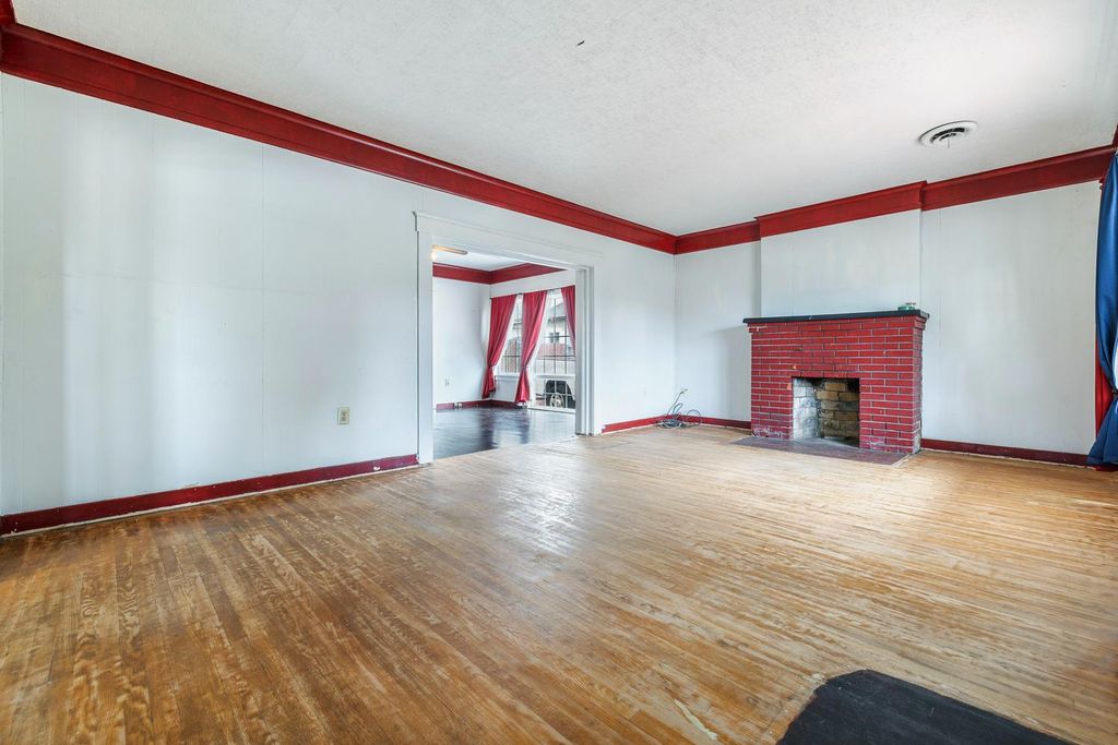 Image 7 of property listing at 3153 E Kerckhoff Avenue, Fresno, CA 93702