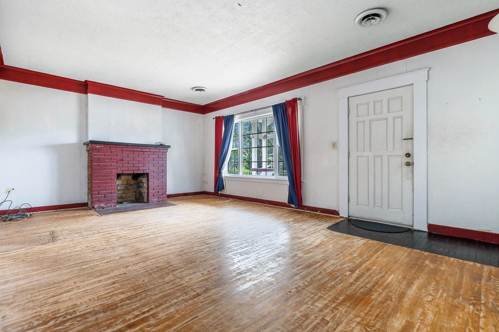 Image 8 of property listing at 3153 E Kerckhoff Avenue, Fresno, CA 93702