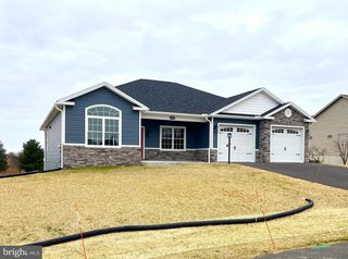 6195 MERION DR, Fayetteville, PA 17222