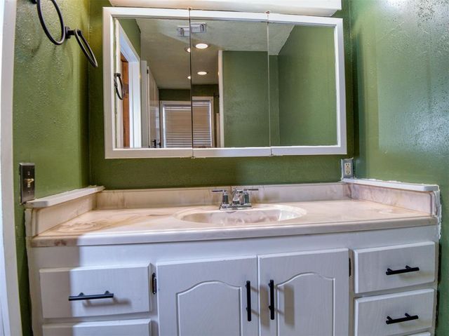 1118 S Barker Avenue, El Reno, OK 73036