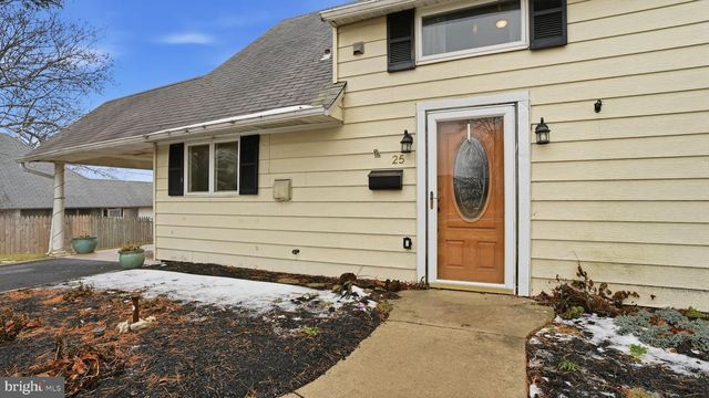 25 AUTUMN LN, Levittown, PA 19055
