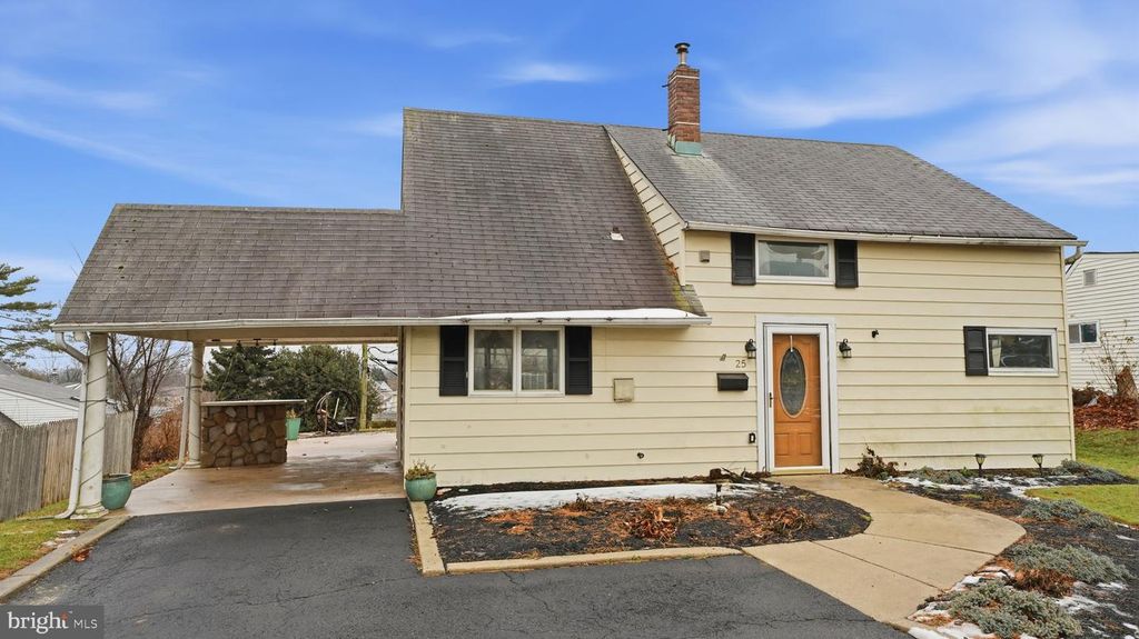 25 AUTUMN LN, Levittown, PA 19055