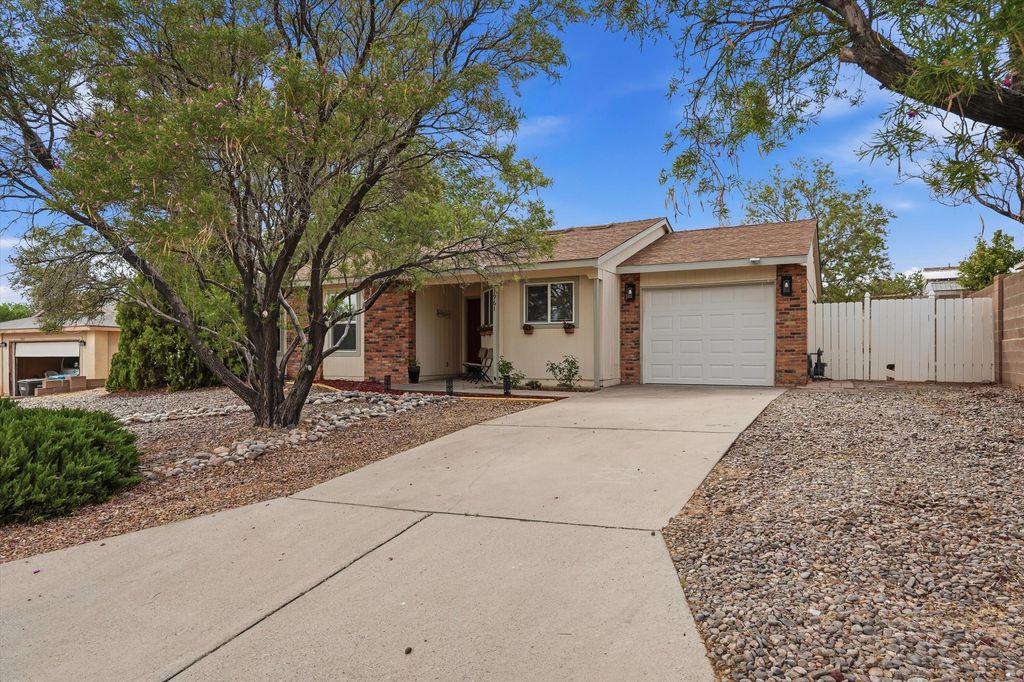 1961 Roanoke Drive NE, Rio Rancho, NM 87144