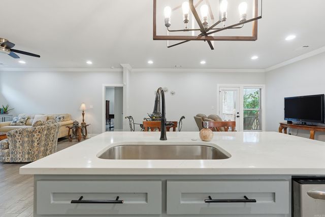 814 Atkins, Little Rock, AR 72211