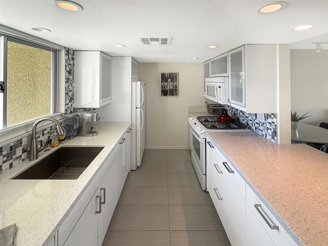 1881 S Araby Drive 16, Palm Springs, CA 92264