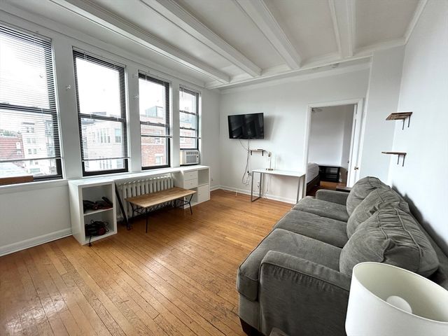 4 Commonwealth Ct 17, Boston, MA 02135