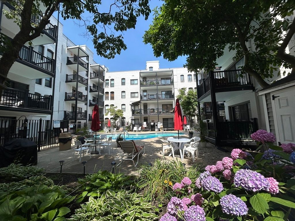4 Commonwealth Ct 17, Boston, MA 02135