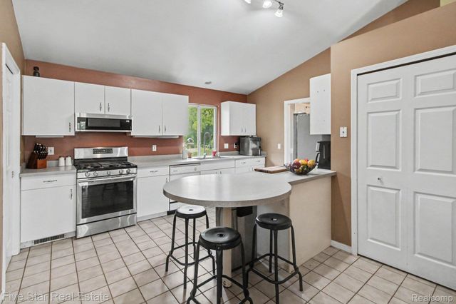 2830 Bayberry Drive, Waterford Charter Township, MI 48329