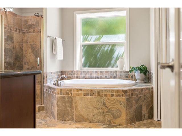 1005 S SHORE Blvd, Lake Oswego, OR 97034