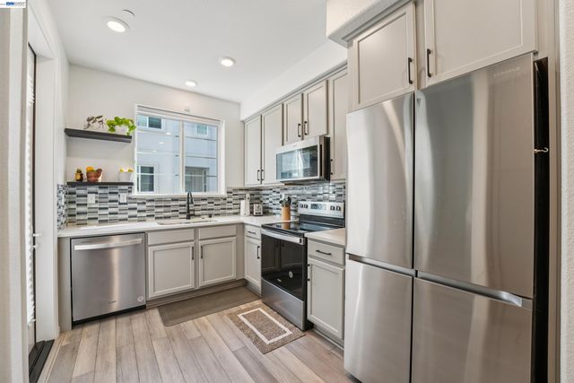 2870 Derbyline Ln, Alameda, CA 94501