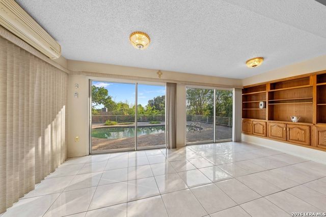 6323 Forest Bnd, San Antonio, TX 78240