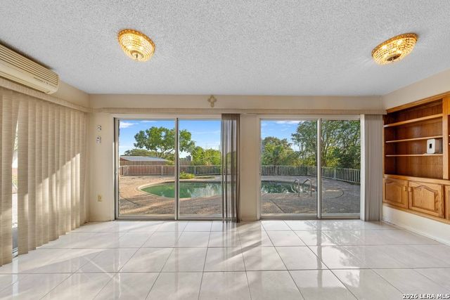 6323 Forest Bnd, San Antonio, TX 78240