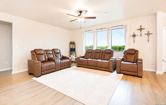 3137 County Road 5710, Devine, TX 78016
