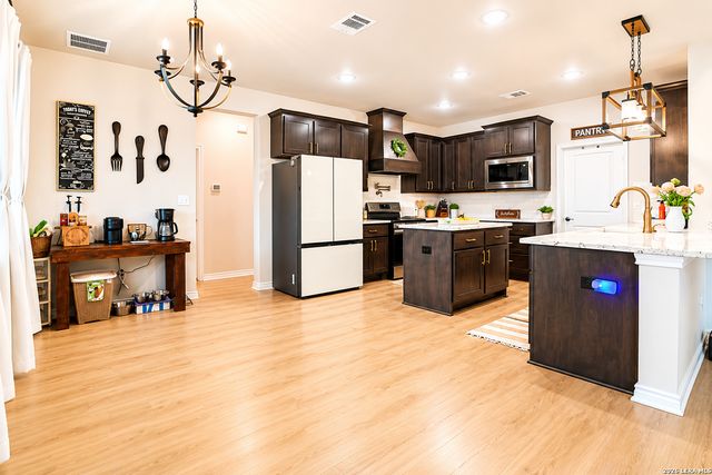3137 County Road 5710, Devine, TX 78016
