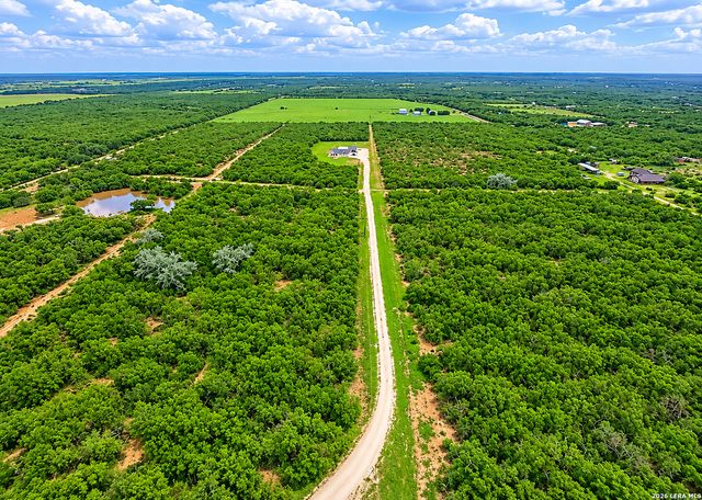 3137 County Road 5710, Devine, TX 78016